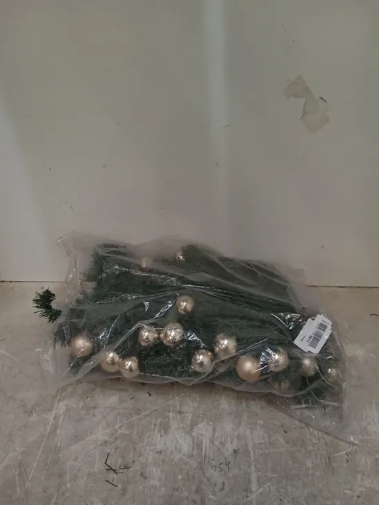 ARTIFICAL CHRISTMAS DECORATION WITH GOLD BAUBLES 