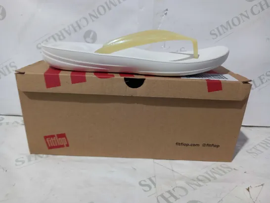 BOXED PAIR OF FITFLOP PEARLISED FLIP FLOPS IN WHITE UK SIZE 6