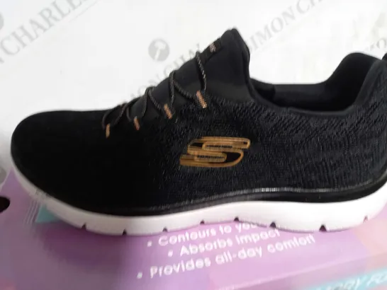 BOXED PAIR OF SKECHERS MEMORY FOAM TRAINERS IN BLACK UK SIZE 5.5