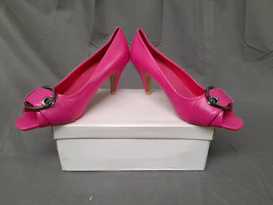 BOXED PAIR OF DESIGNER OPEN TOE MID HEELED SHOES IN FUCHSIA EU SIZE 38