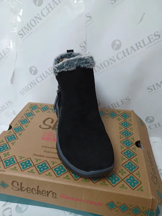 SKETCHERS HIGH ZIP BOOT BLACK SIZE 3.5 