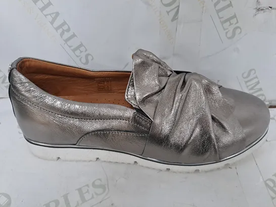 MODA IN PELLE ANETTE TWIST FRONT TRAINER - SIZE 40, PEWTER METALLIC 