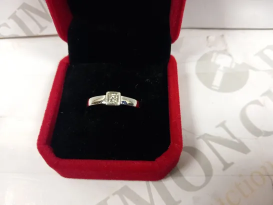 18CT WHITE GOLD SOLITAIRE RING RUB OVER SET WITH A PRINCESS CUT DIAMOND