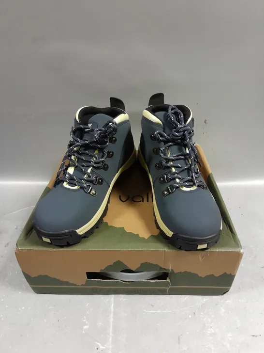 BOXED PAIR OF WYRE VALLEY BROOKIE WALKING BOOTS - 5