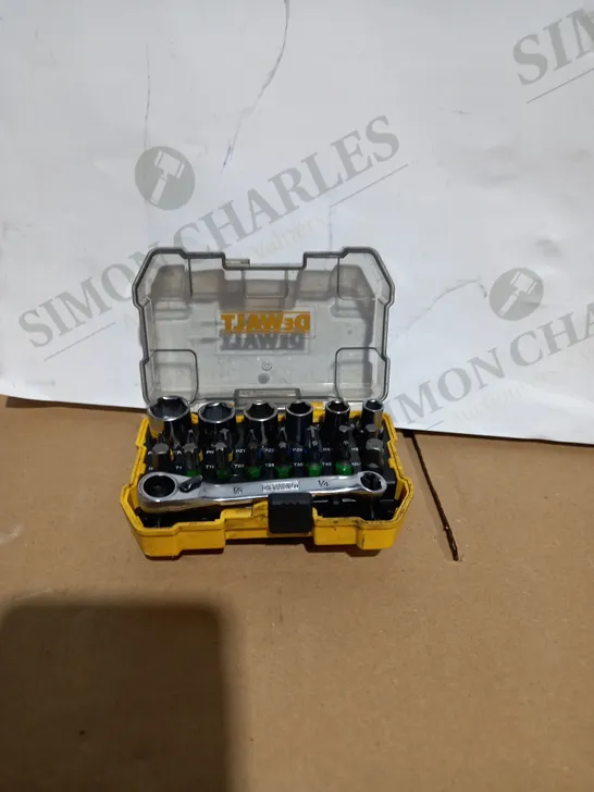 DEWALT DT71516-QZ 24 PIECE HIGH PERFORMANCE SOCKET AND SCREWDRIVING SET (DT71516)