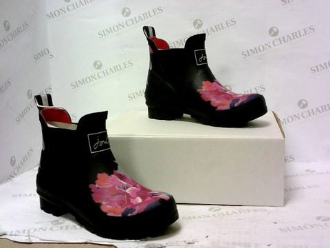 BOXED PAIR OF JOULES BOOTS SIZE 3