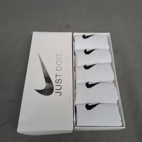 BOX OF NIKE CREW SOCKS - X5