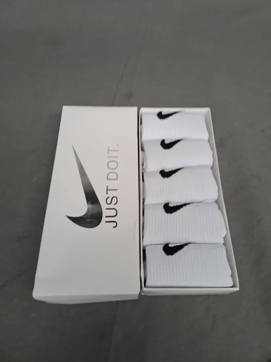 BOX OF NIKE CREW SOCKS - X5