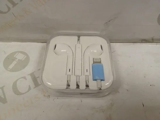 APPLE EARPODS WITH LIGHTNING CONNECTOR