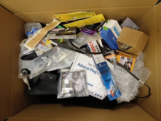 BOX OF APPROX 30 ASSORTED ITEMS TO INCLUDE CAR FLOOR MATS, TYRE INNER TUBES AND WING MIRROR CASING