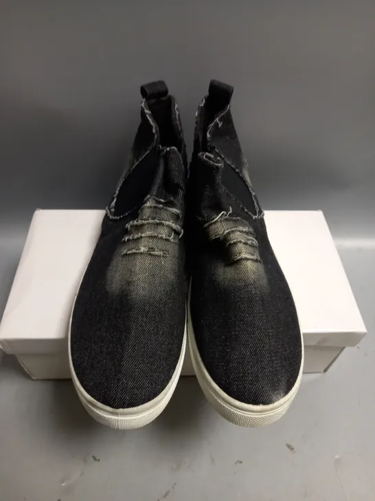 BOXED WS SHOES UNISEX  BLACK DENIM TRAINERS. SIZE EU 39