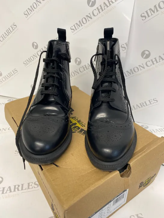 BOXED PAIR OF DR MARTENS BLACK BOOTS SIZE 6