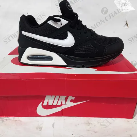 BOXED PAIR OF NIKE AIR MAX SHOES IN BLACK/WHITE UK SIZE 7