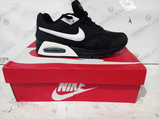 BOXED PAIR OF NIKE AIR MAX SHOES IN BLACK/WHITE UK SIZE 7