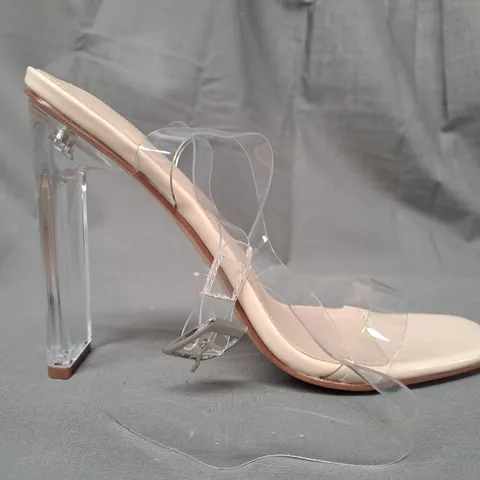 BOXED PAIR OF PRETTY LITTLE THING OPEN TOE HIGH HEEL SANDALS IN CLEAR/BEIGE SIZE 4