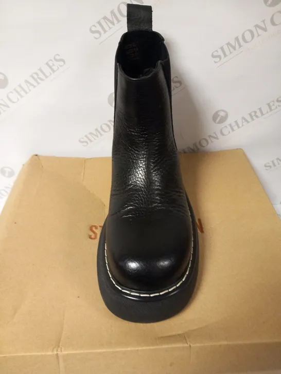 BOXED STEVE MADDEN WINNER CHUNKY SOLED CHELSEA BOOT SIZE 5