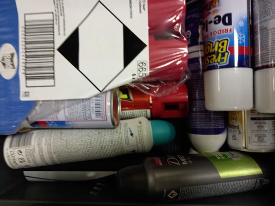 LOT OF APPROXIMATELY 18 AEROSOLS & SPRAYS, TO INCLUDE PRIMER, CLEANSING FOAM, DE-ICER, ETC