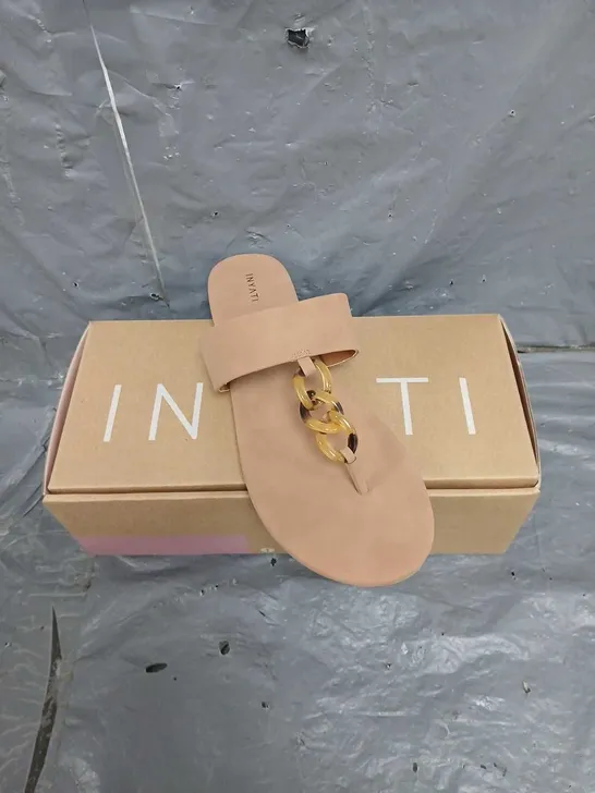 BOXED PAIR OF INYATI LEANDRA THONG STYLE SANDALS IN TOASTED NUT SIZE 6