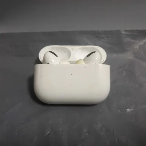 APPLE AIR PODS 2ND GENERATION IN WHITE