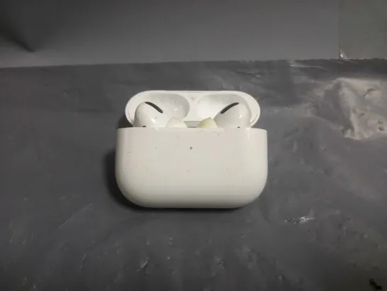 APPLE AIR PODS 2ND GENERATION IN WHITE