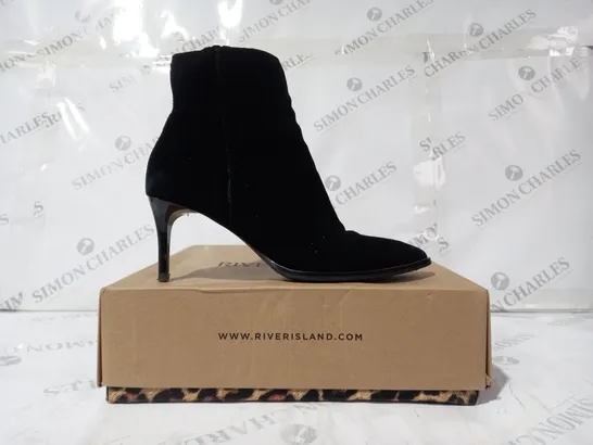 BOXED PAIR OF RIVER ISLAND POINTED TOE HEELED SUEDE SHOES IN BLACK UK SIZE 5