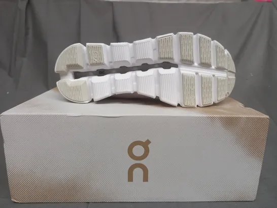 BOXED PAIR OF CLOUD 5 QU TRAINERS IN PEARL/WHITE UK SIZE 4