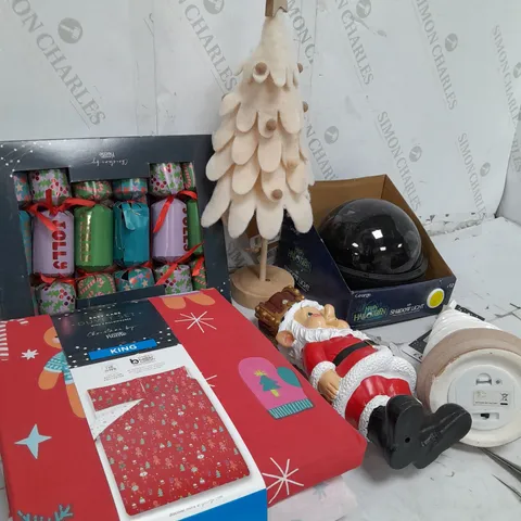 BOX OF APPROX 10 ASSORTED ITEMS TO INCLUDE - DUVET SET, MINI CRACKERS, CHRISTMAS DÉCOR ETC