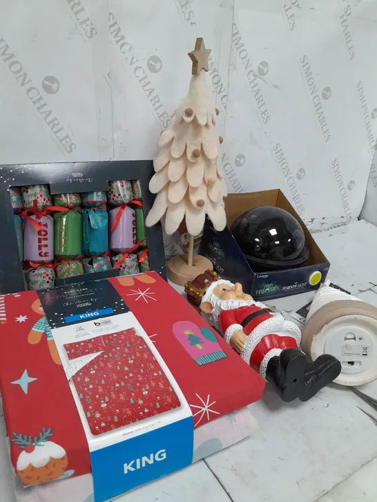 BOX OF APPROX 10 ASSORTED ITEMS TO INCLUDE - DUVET SET, MINI CRACKERS, CHRISTMAS DÉCOR ETC