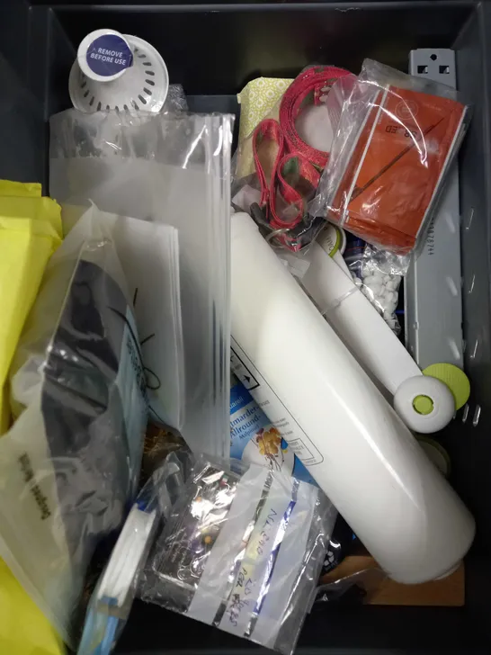 BOX OF APPROXIMATELY 15 ASSORTED HOUSEHOLD ITEMS TO INCLUDE HUMIDITY CLOCK, DRIZZLE HYDRATING MIST, WATER COLOUR PAINT BRUSHES ETC 