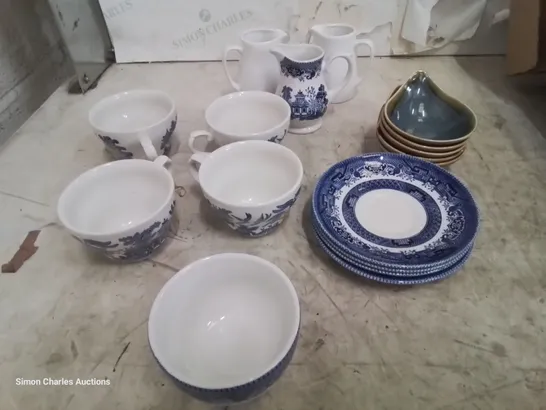 BOX OF ASSORTED BLUE & WHITE CROCKERY, EARTHENWARE SPOON RESTS.