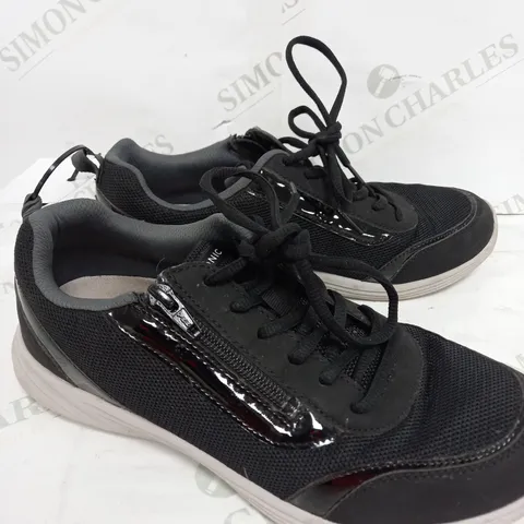 UNBOXED VIONIC AGILE CASSIS ZIP TRAINER IN BLACK - SIZE 6