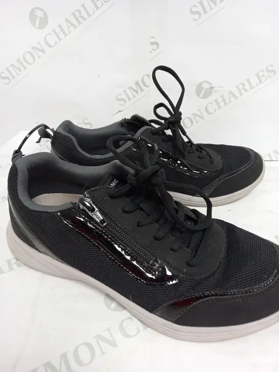 UNBOXED VIONIC AGILE CASSIS ZIP TRAINER IN BLACK - SIZE 6