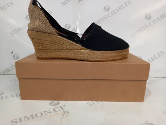 BOXED PAIR OF PENELOPE CHILVERS HIGH VALENCIANA CLOSED TOE WEDGES IN BLACK EU SIZE 40