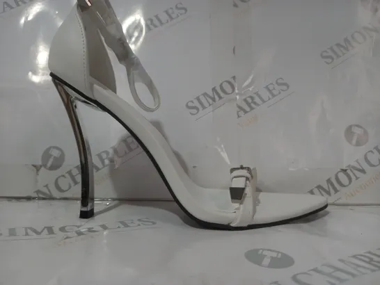 BOXED PAIR OF PRETTY LITTLE THING OPEN TOE DOUBLE STRAP STILETTO HEELED SANDALS IN WHITE UK SIZE 6