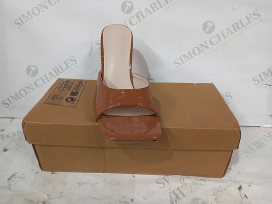 BOXED PAIR OF DESIGNER OPEN TOE HIGH HEEL SANDALS IN TEXTURED MILK CHOCOLATE COLOUR EU SIZE 37