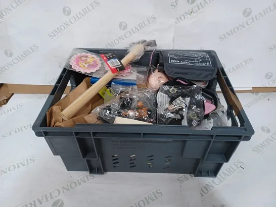 BOX TO CONTAIN APPROXIMATELY 30 ASSORTED HOUSEHOLD GOODS, INCLUDES STARWARS LEGO FIGURES, HAMMER, HANDCUFFS, GOLF BALL ETC 