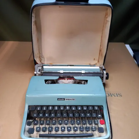 OLIVETTI LETTERA 32 VINTAGE TYPEWRITER 