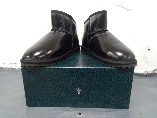 BOXED PAIR OF EMU AUSTRALIA SHOES IN GLOSSY BLACK SIZE 7