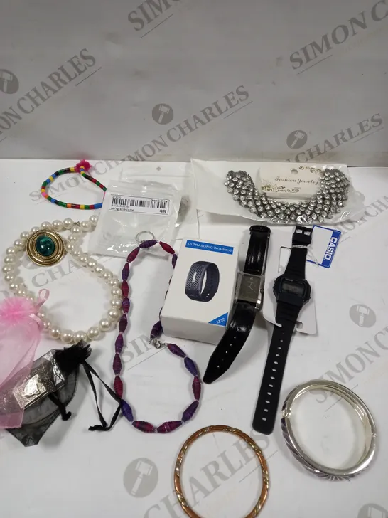 BOX OF APPROXIMATELY 20 ASSORTED JEWELLERY ITEMS OF VARIOUS DESIGNS TO INCLUDE CASIO WATCH, PEAR NECKLACE, SILVER EFFECT BANGLE ETC 