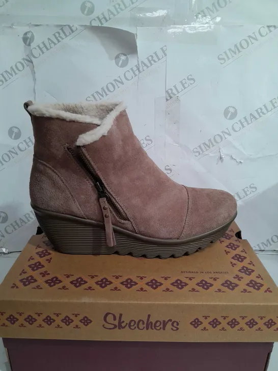 BOXED PAIR OF SKECHERS ANKLE BOOTS IN MUSHROOM UK SIZE 8