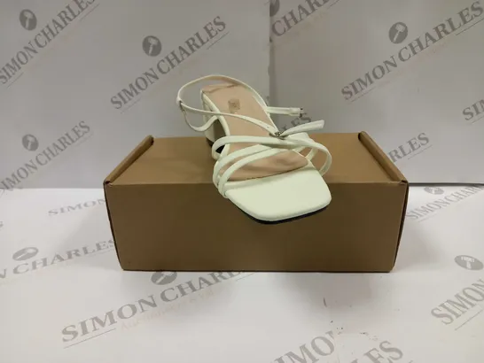 BOXED PAIR OF BLOCK HEEL SANDALS UK SIZE 6 