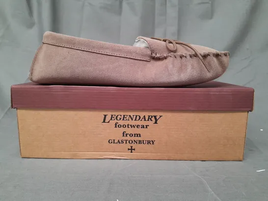 BOXED PAIR OF DRAPER OF GLASTONBURY SLIPPERS IN BROWN SIZE 9