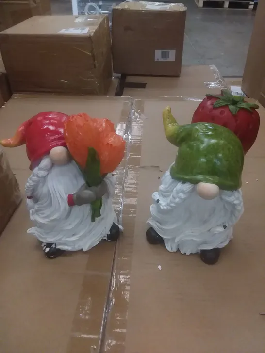 BOXED SET OF 2 CARRYING GNOMES