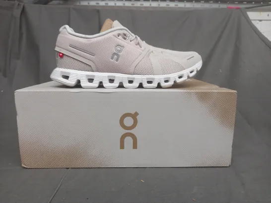 BOXED PAIR OF CLOUD 5 QU TRAINERS IN PEARL/WHITE UK SIZE 4
