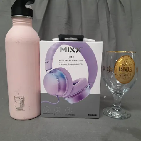 BOX OF APPROXIMATELY 5 ASSORTED HOUSEHOLD ITEMS TO INCLUDE STAINLESS STEEL DRINKS BOTTLE IN PINK, MIXX 0X1 WIRED ON-EAR HEADPHONES, VINTAGE 1983 GLASS, ETC