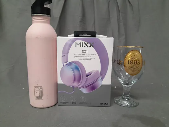 BOX OF APPROXIMATELY 5 ASSORTED HOUSEHOLD ITEMS TO INCLUDE STAINLESS STEEL DRINKS BOTTLE IN PINK, MIXX 0X1 WIRED ON-EAR HEADPHONES, VINTAGE 1983 GLASS, ETC