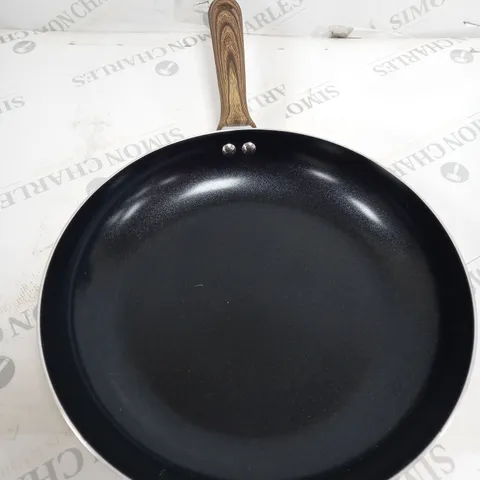 COPPED STYLE FRYING PAN WITH WOODEN HANDLE 