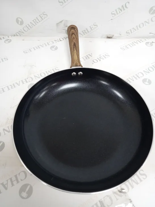 COPPED STYLE FRYING PAN WITH WOODEN HANDLE 
