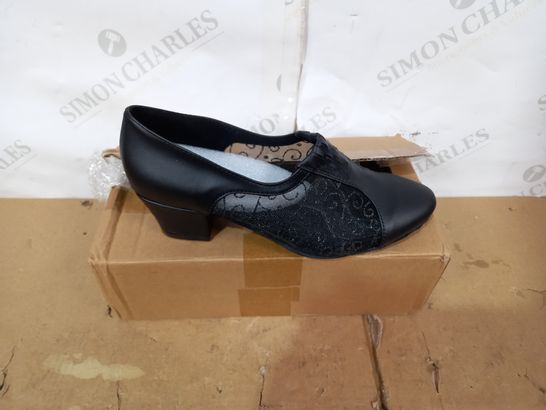 BOXED PAIR OF DESIGNER BLACK/LACE EFFECT DETAIL SHOES SIZE 4.5