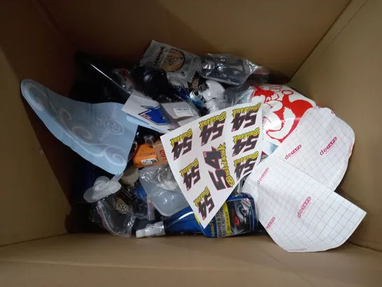 BOX OF APPROXIMATELY 15 ASSORTED ITEMS TO INCLUDE - ARMORALL MATT FINISH PROTECTANT WIPES - L PLATES - CAR COCKPIT CLEANER ECT